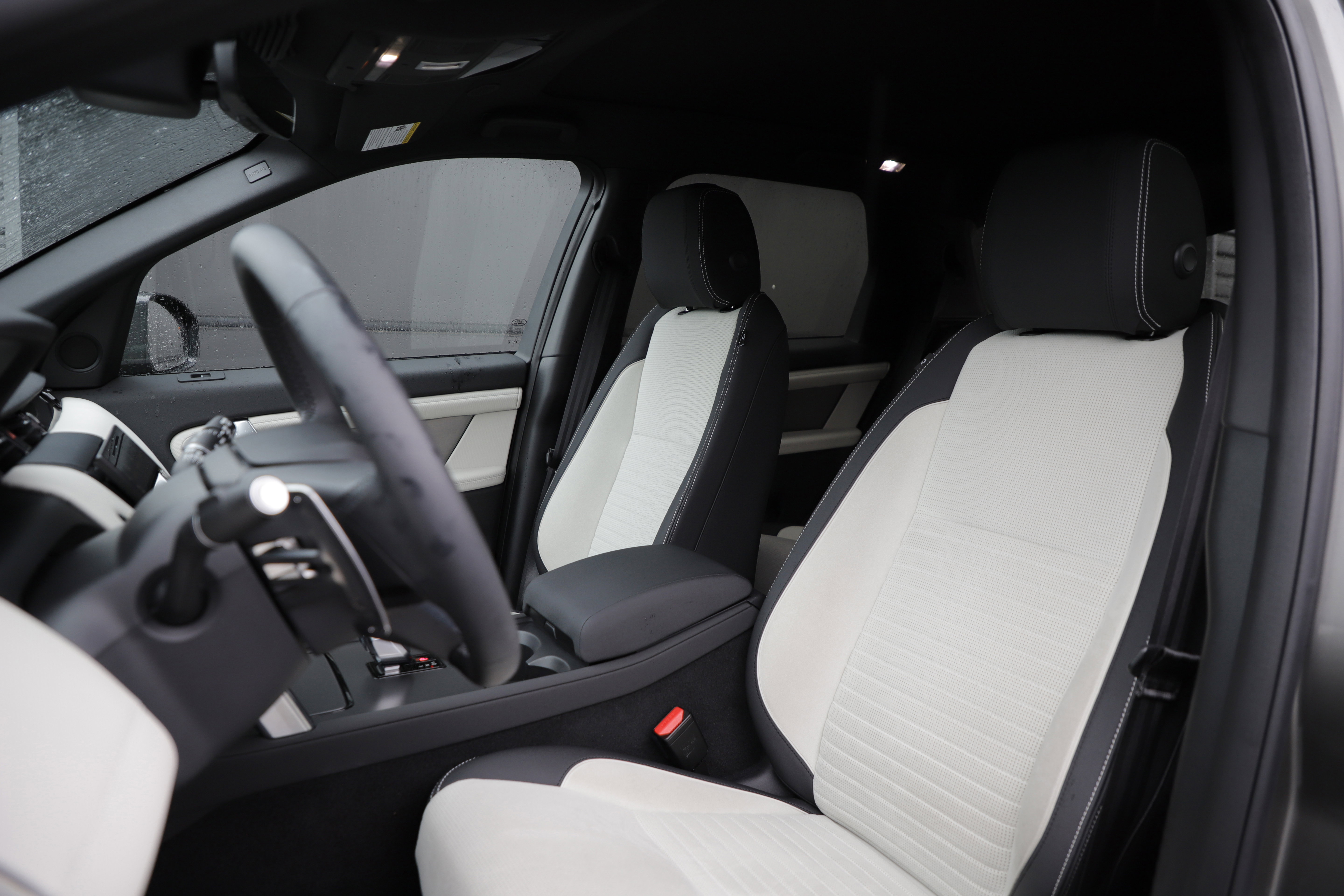 Certified 2025 Land Rover Discovery Sport Dynamic SE image 16