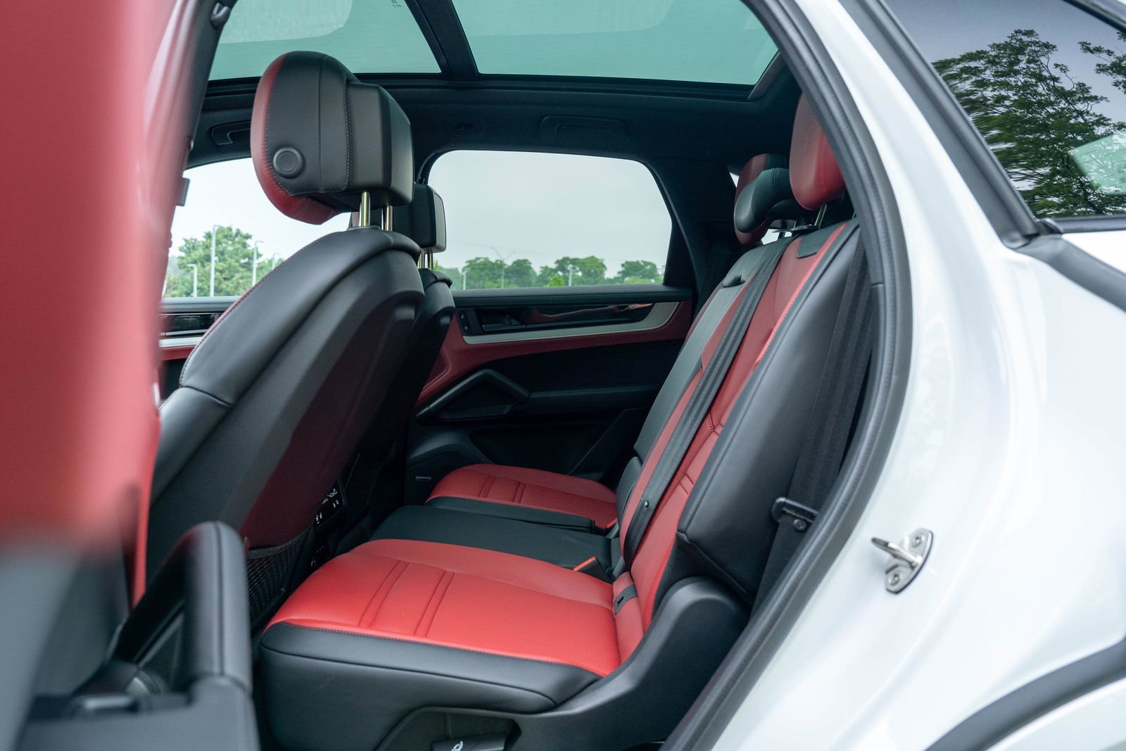 Certified 2024 Porsche Cayenne AWD/4WD image 34