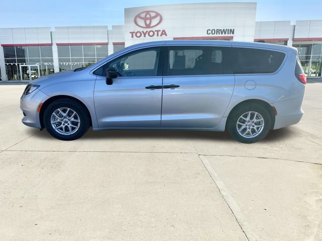 Used 2023 Chrysler Voyager LX FWD image 2