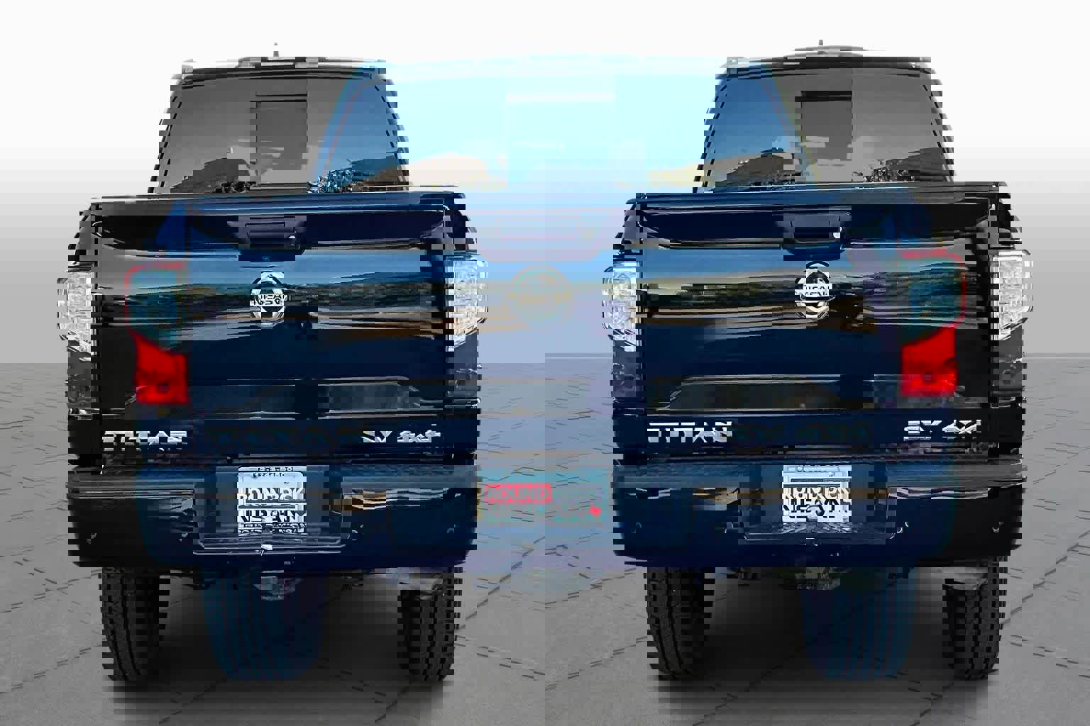 Used 2022 Nissan Titan SV image 4