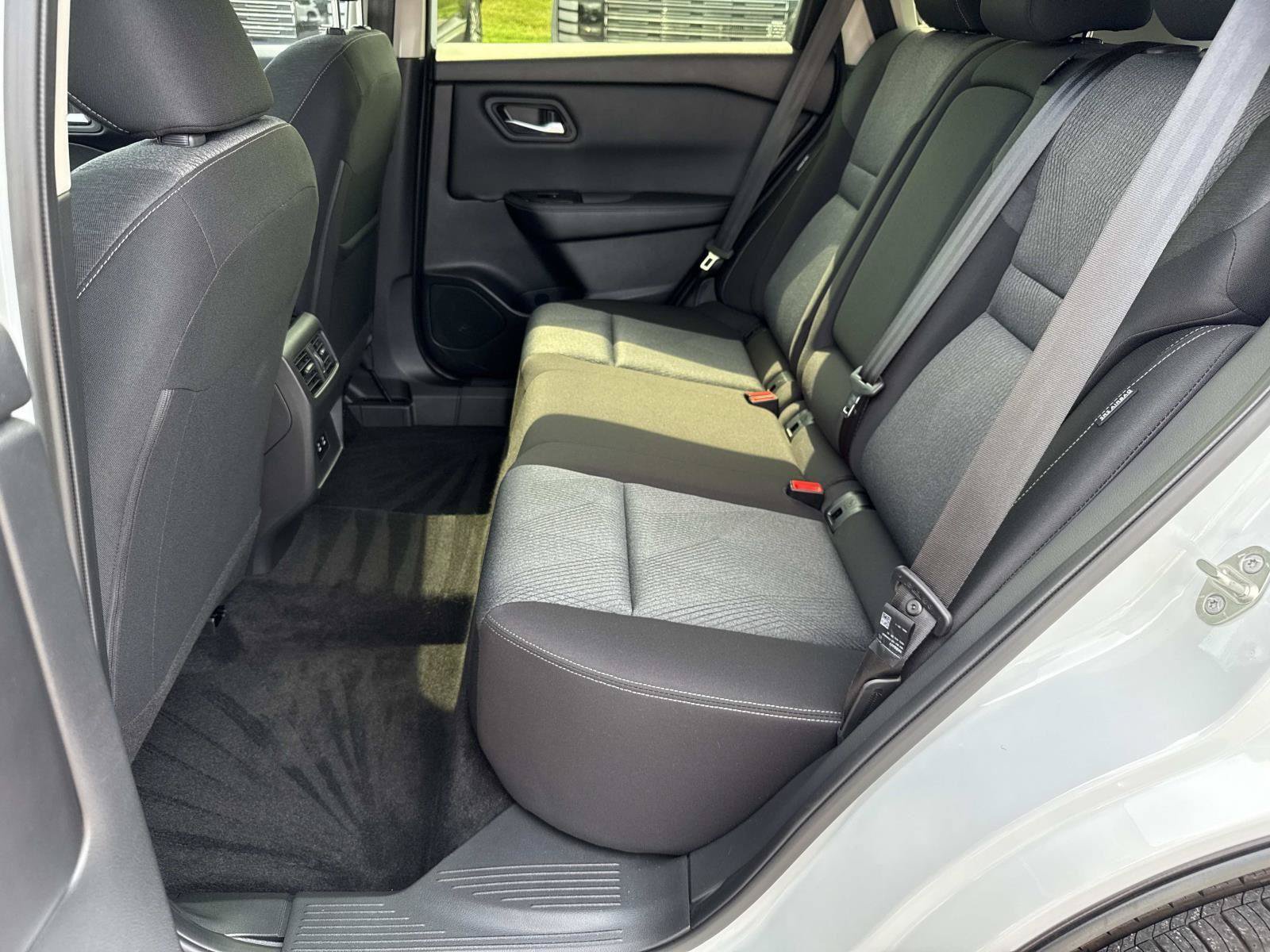 Used 2025 Nissan Rogue SV FWD image 23