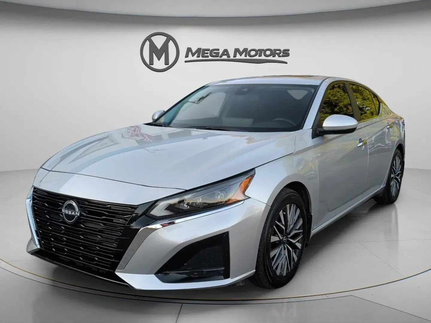 Used 2024 Nissan Altima 2.5 SV w/ SV Premium Package FWD image 1
