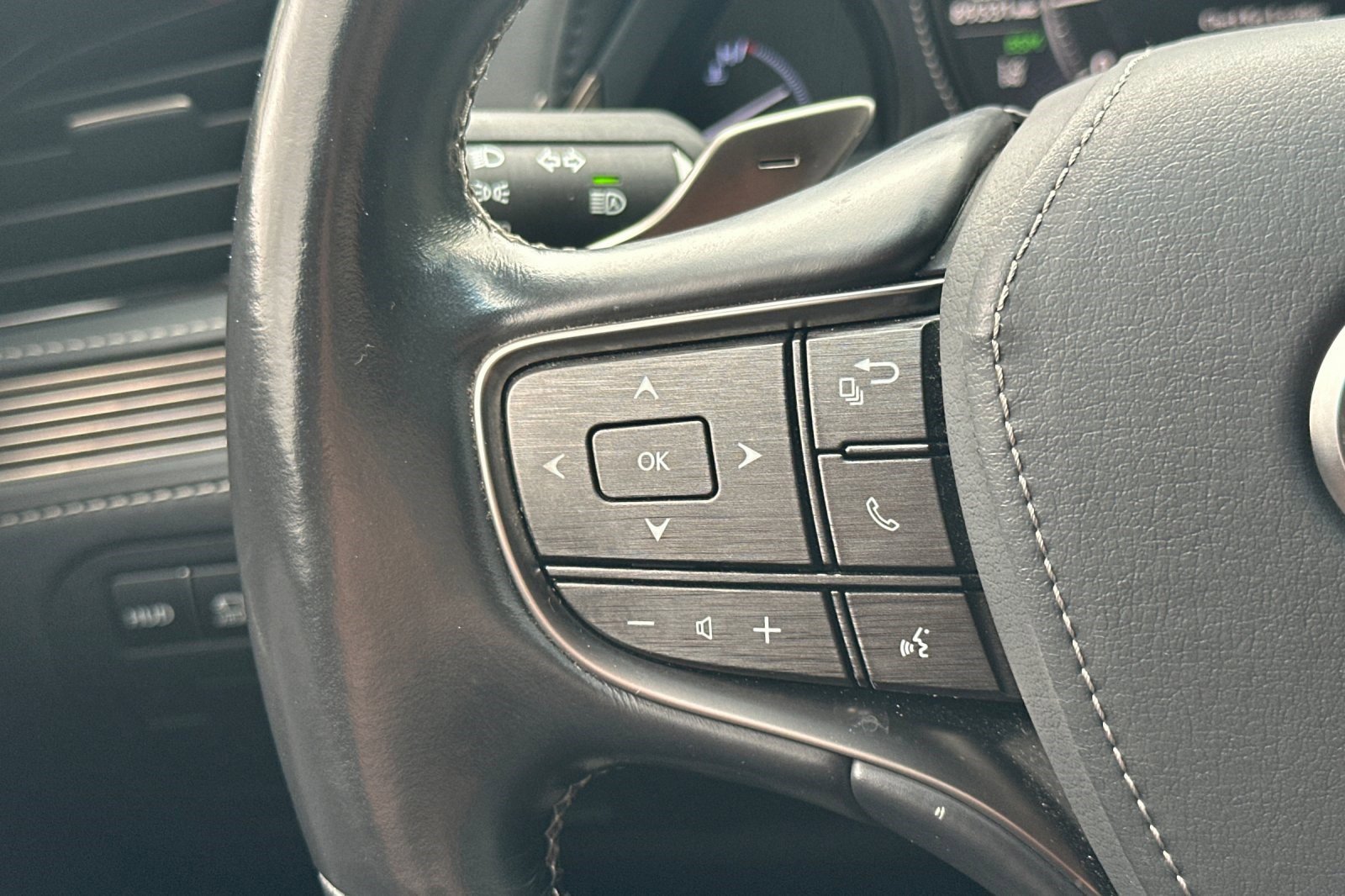 Used 2019 Lexus LS 500 w/ Interior Upgrade Package RWD image 28