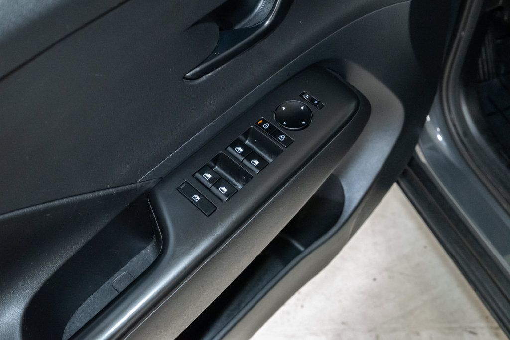 Used 2025 Hyundai Kona SEL FWD image 8