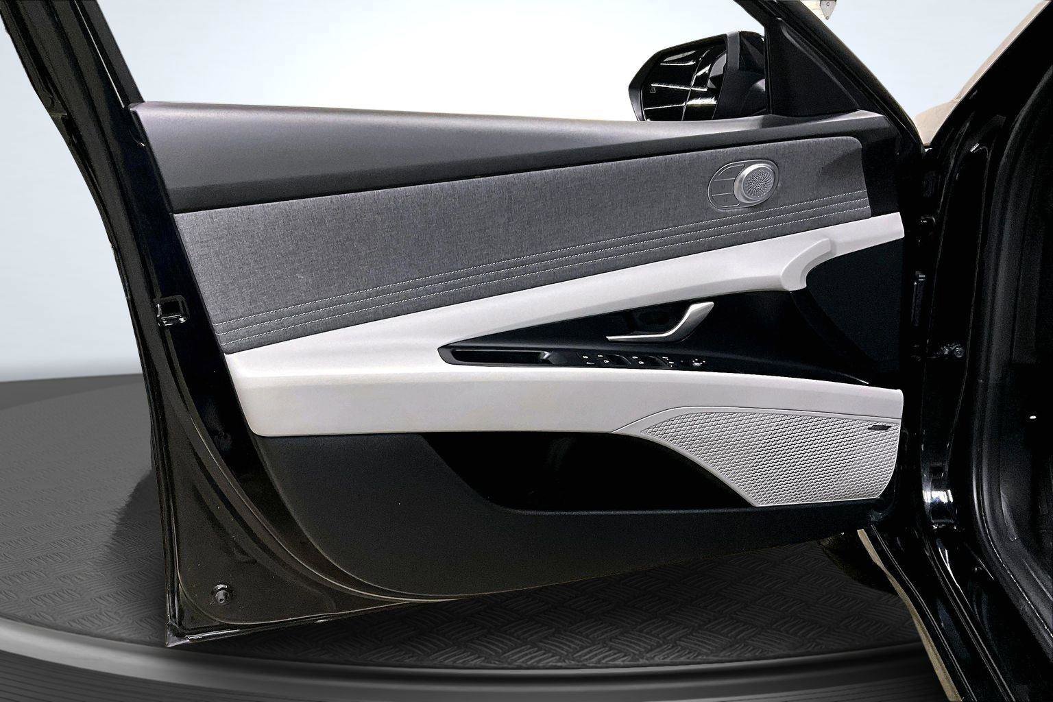 Used 2025 Hyundai Elantra Limited image 23