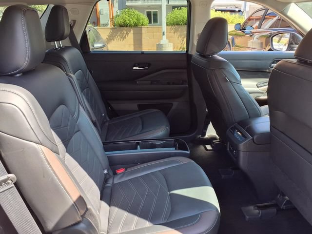 Certified 2025 Nissan Pathfinder Platinum FWD image 27