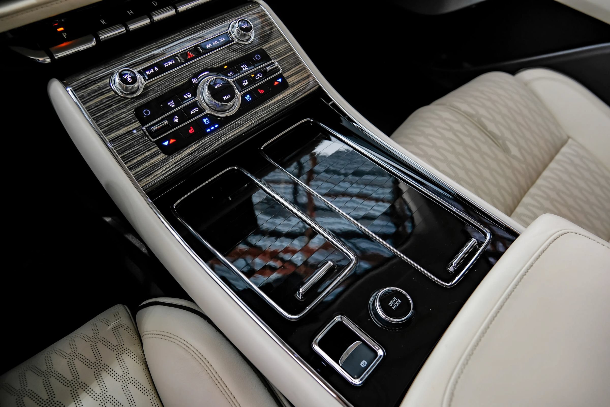 Used 2020 Lincoln Aviator Black Label w/ Dynamic Handling Package AWD/4WD image 24