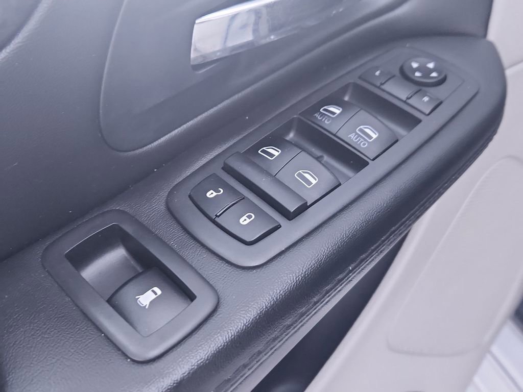 Used 2018 Dodge Grand Caravan SE FWD image 12