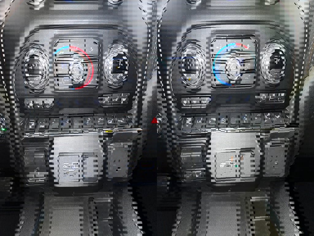 Certified 2021 GMC Sierra 2500 AT4 w/ AT4 Premium Plus Package image 17