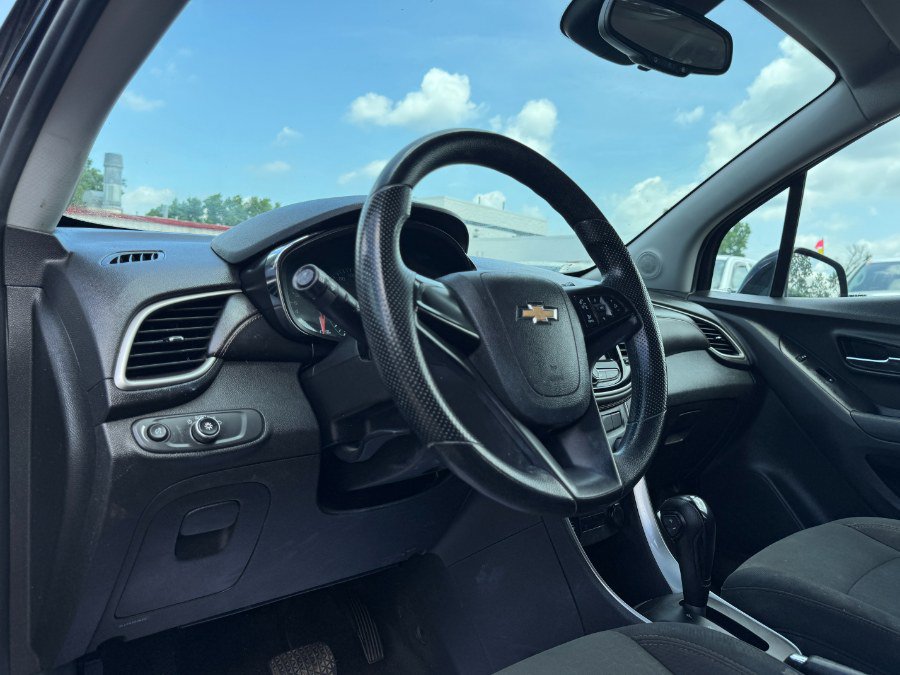 Used 2020 Chevrolet Trax LS FWD image 14