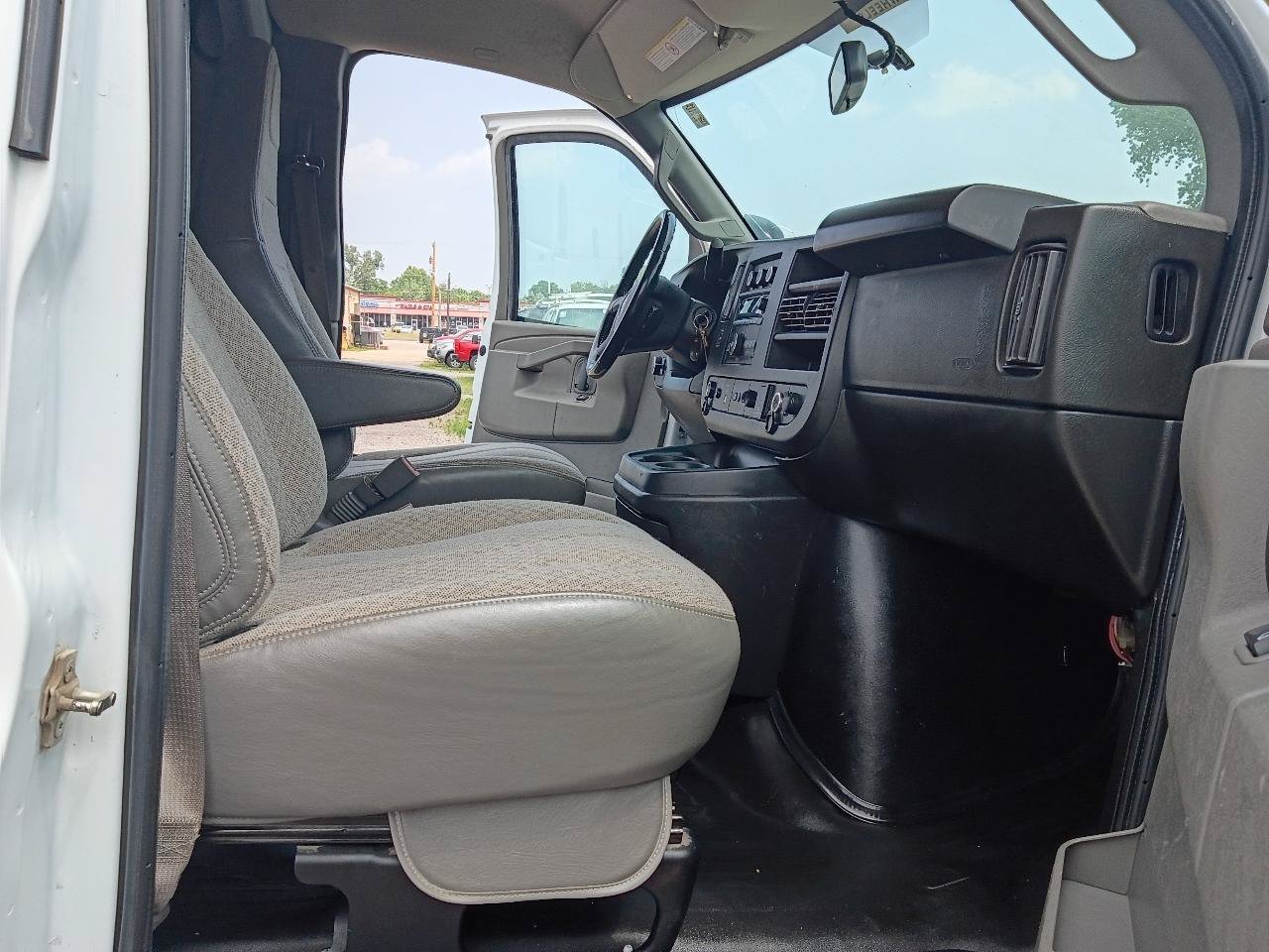 Used 2022 GMC Savana 3500 w/ Power Convenience Package RWD image 15