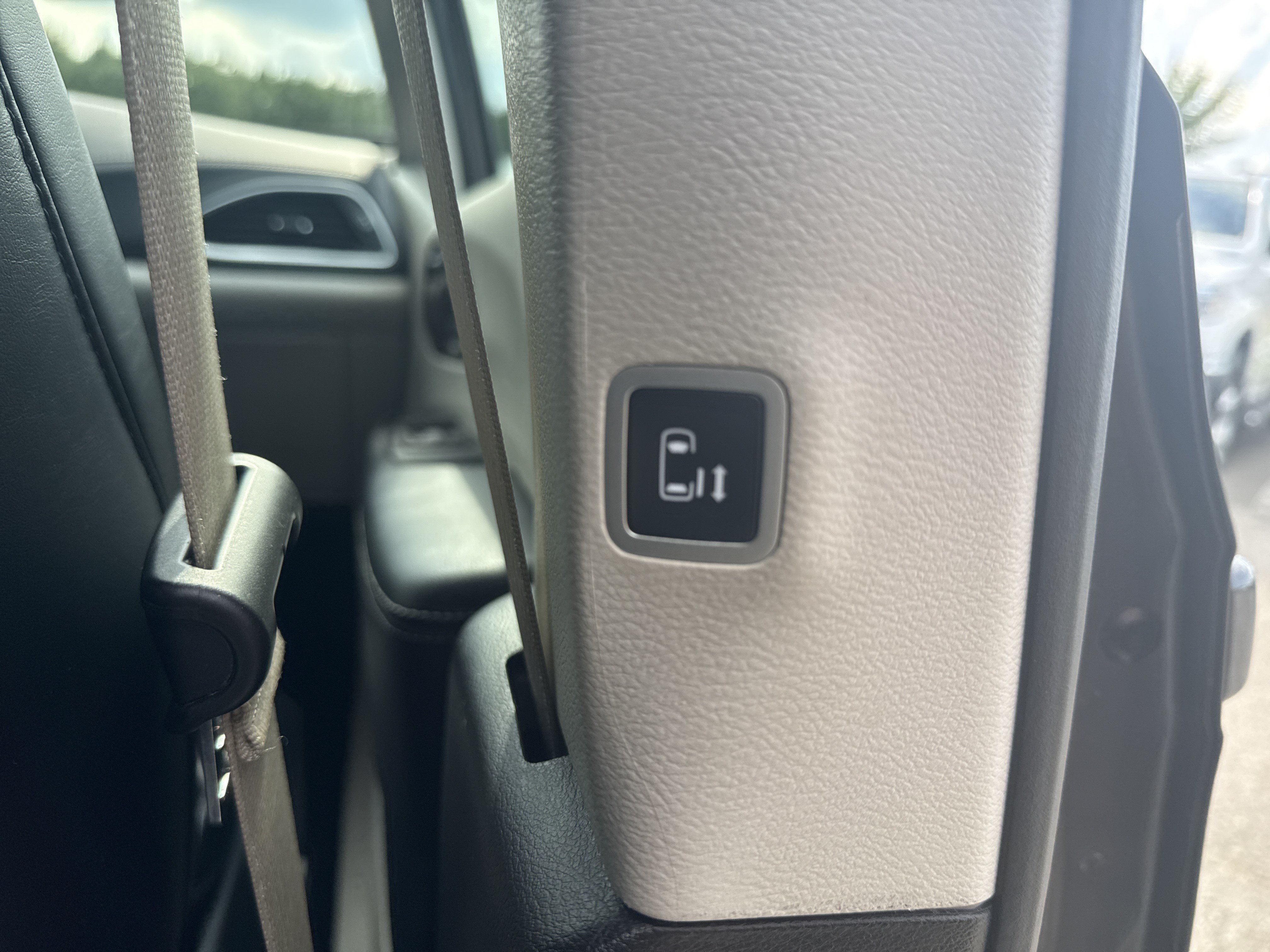 Used 2023 Chrysler Pacifica Limited FWD image 18