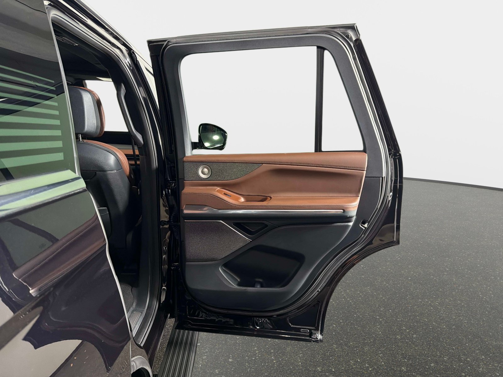 Used 2025 Lincoln Navigator Reserve AWD/4WD image 28