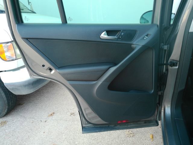 Used 2011 Volkswagen Tiguan SE image 15