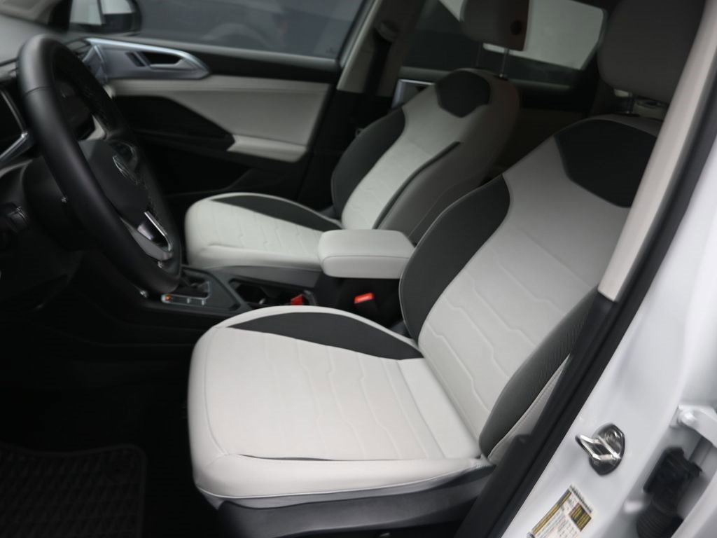Used 2025 Volkswagen Taos SE image 19