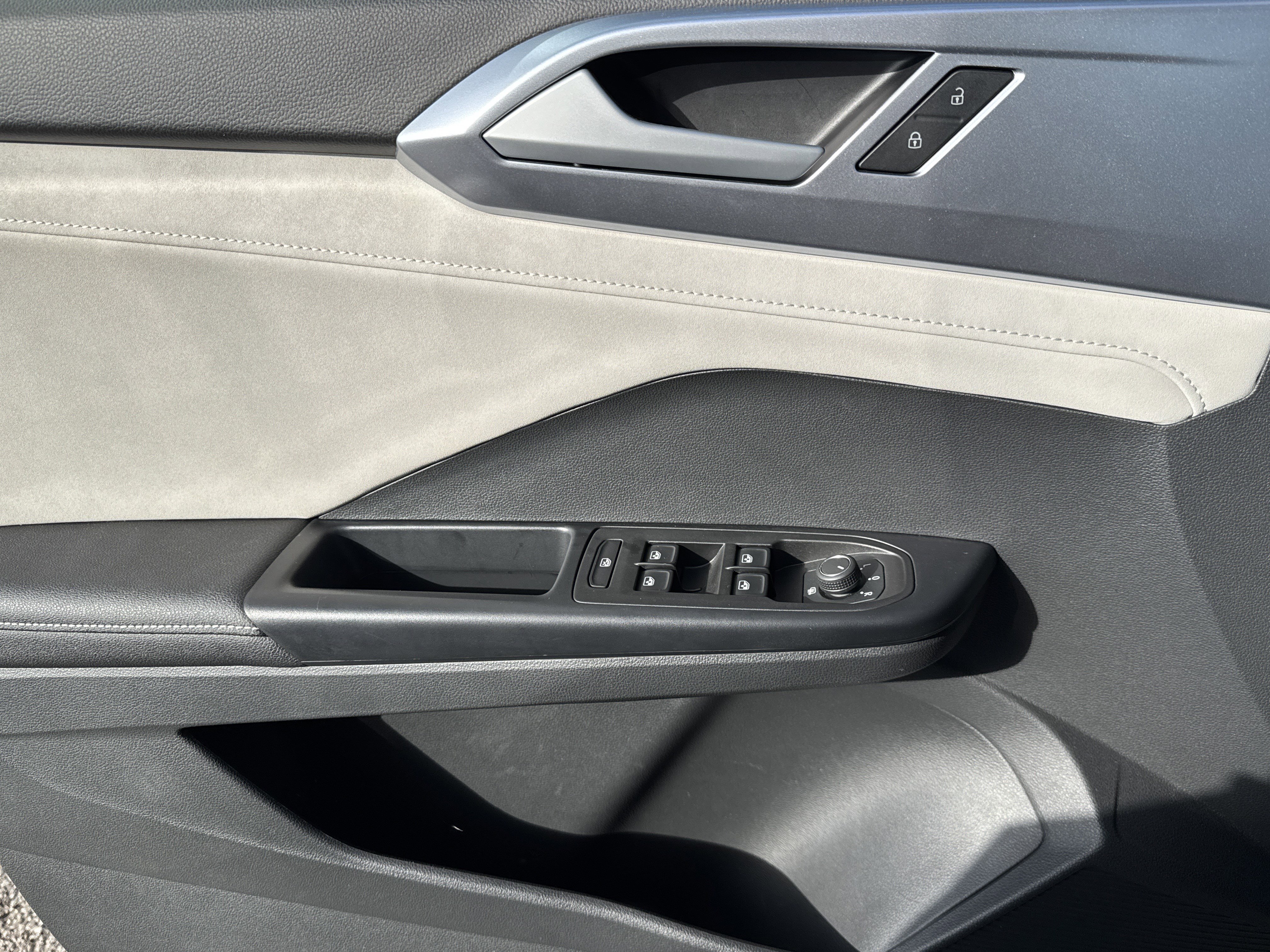 Certified 2025 Volkswagen Taos SE image 9