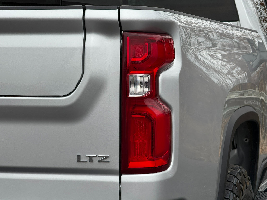 Used 2022 Chevrolet Silverado 2500 LTZ w/ LTZ Convenience Package image 12