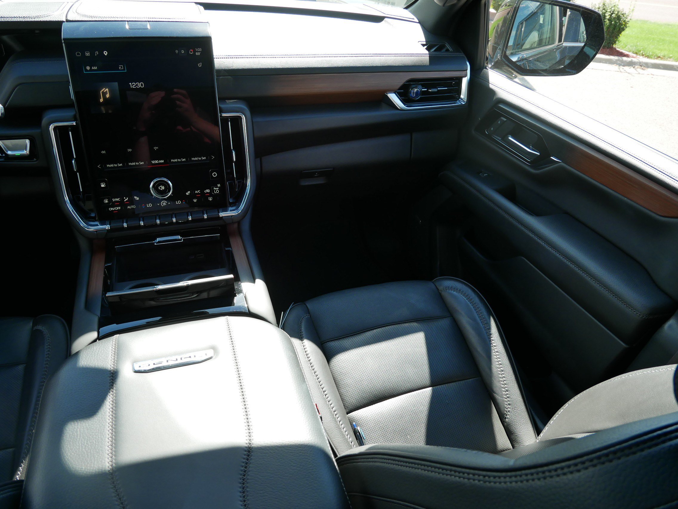 Used 2025 GMC Yukon XL Denali w/ Sun & Power Step Package AWD/4WD image 11