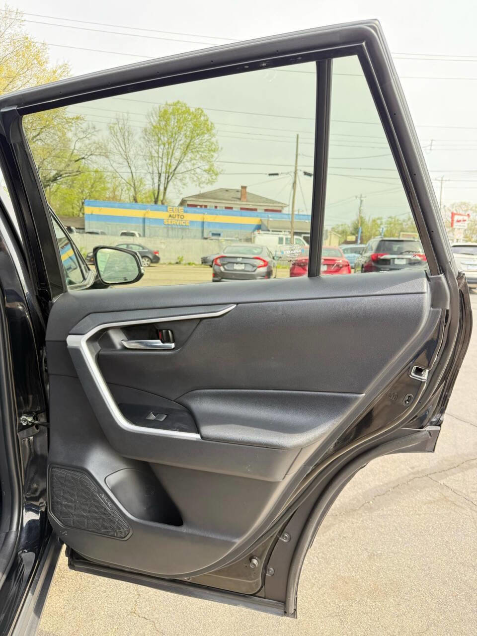 Used 2021 Toyota RAV4 XLE Premium image 15