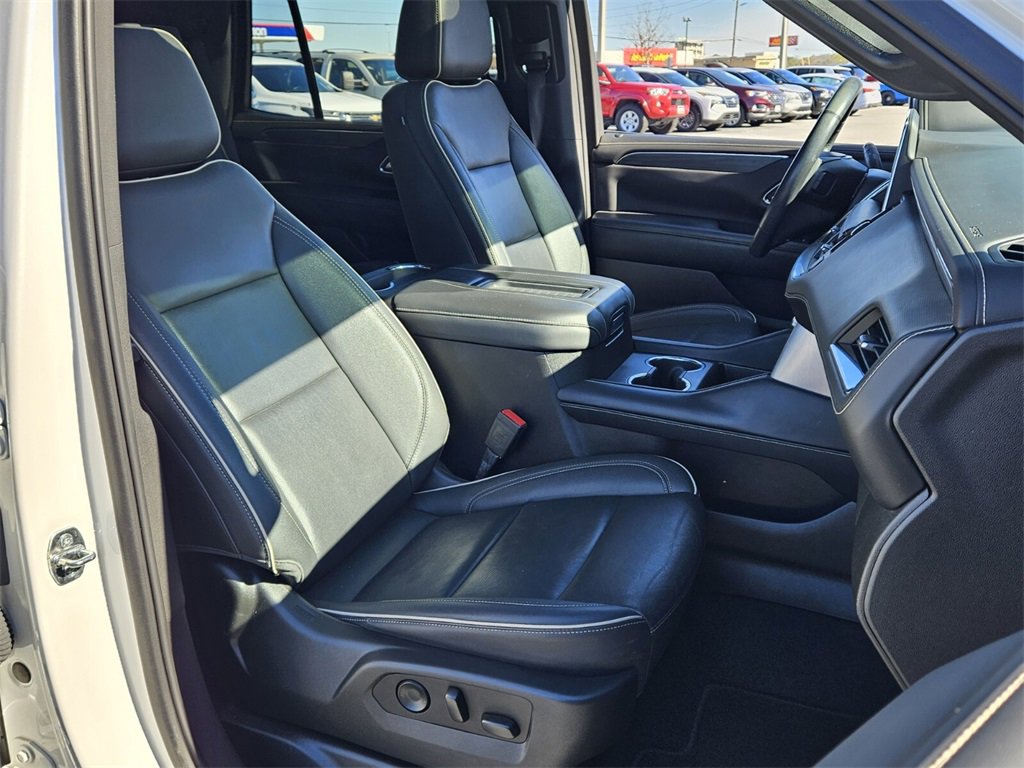 Used 2022 GMC Yukon SLT w/ SLT Premium Package image 16