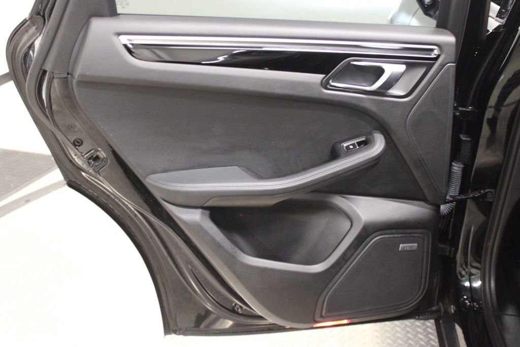 Certified 2022 Porsche Macan AWD/4WD image 36
