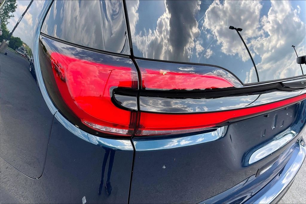 Used 2025 Chrysler Pacifica Limited FWD image 25