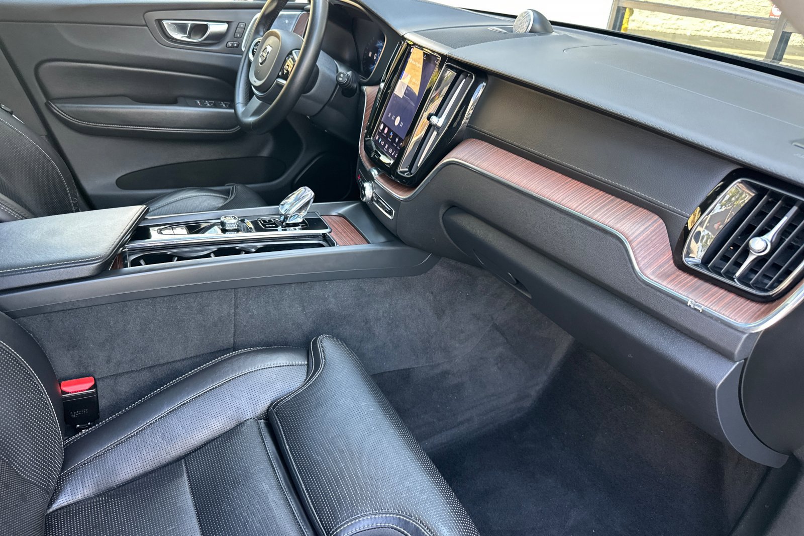Certified 2023 Volvo XC60 T8 Ultimate AWD/4WD image 17