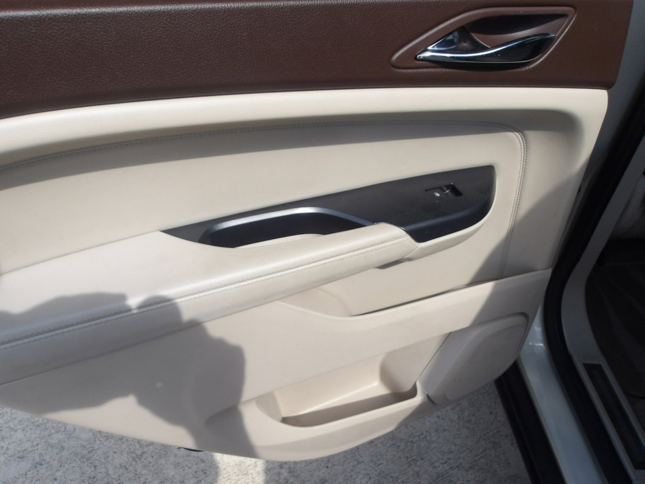 Used 2013 Cadillac SRX Luxury w/ Driver Awareness Package image 16