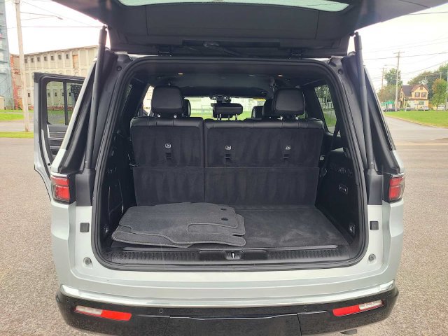 Used 2023 Jeep Wagoneer Series III w/ Preferred Equipment Group AWD/4WD image 29
