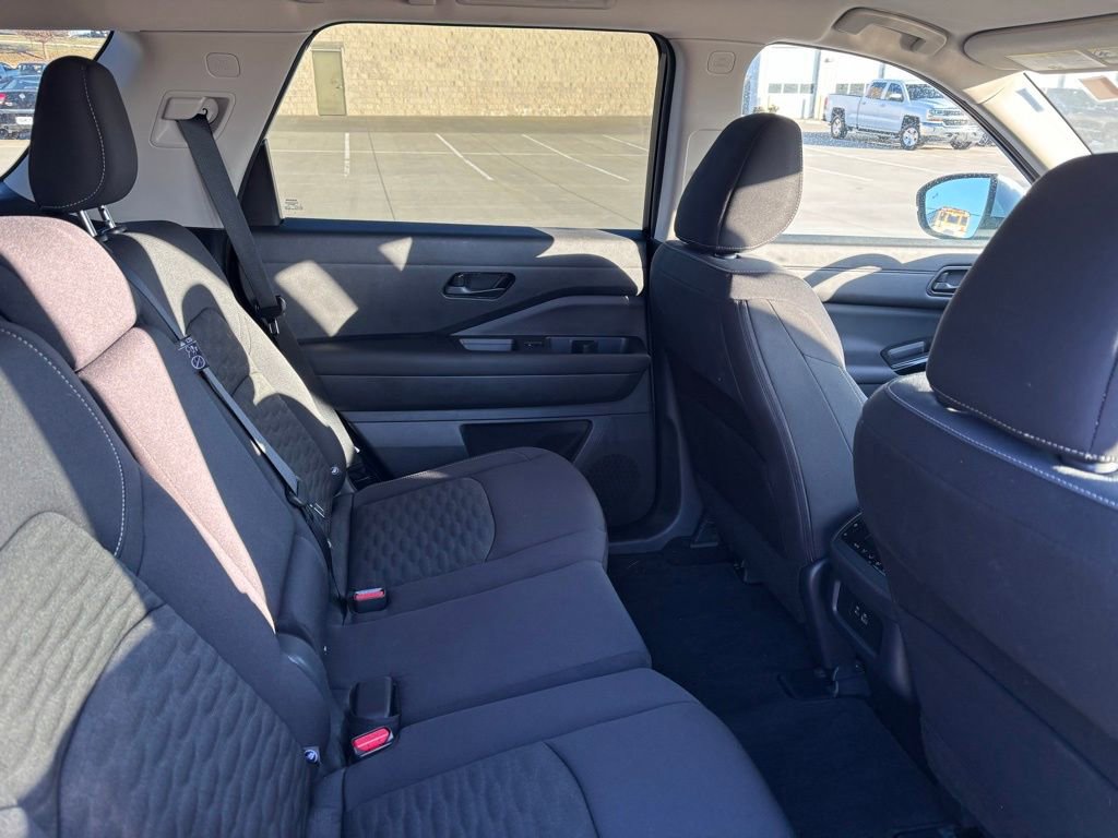 Used 2025 Nissan Pathfinder SV image 13