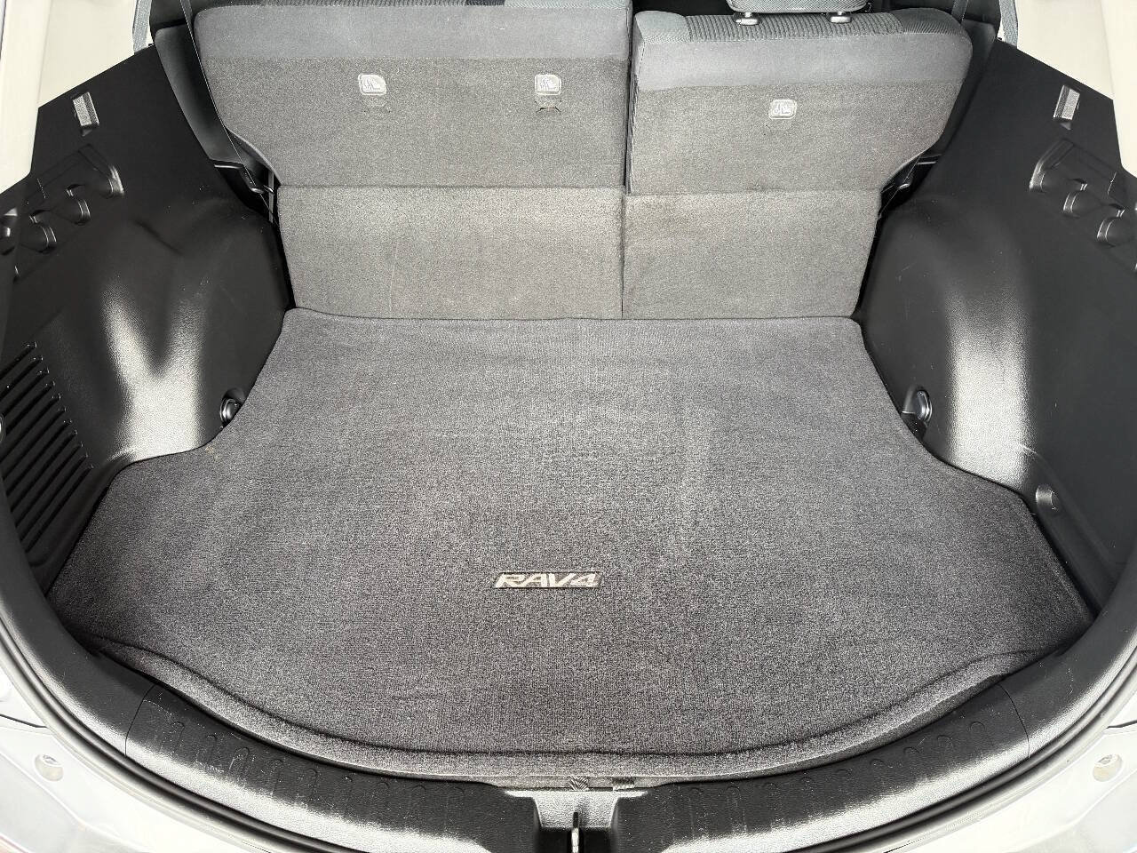 Used 2017 Toyota RAV4 LE w/ Carpet Mat Package AWD/4WD image 32