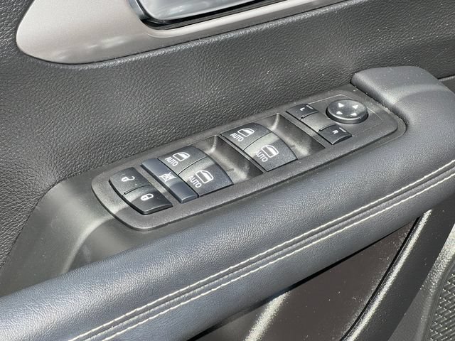 Used 2025 Chrysler Pacifica Select w/ Uconnect Theater Family Group AWD/4WD image 17