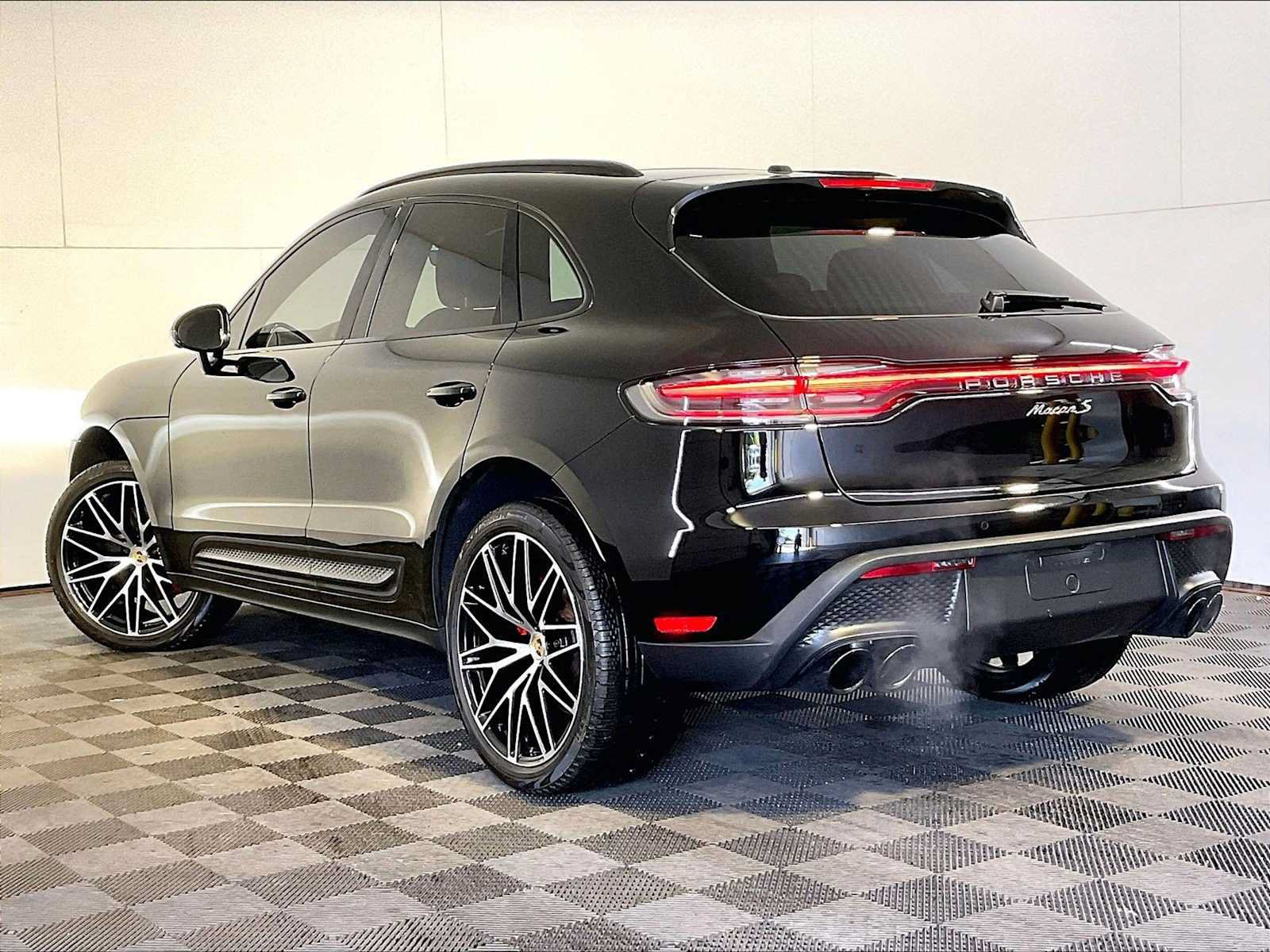 Certified 2024 Porsche Macan S AWD/4WD image 3