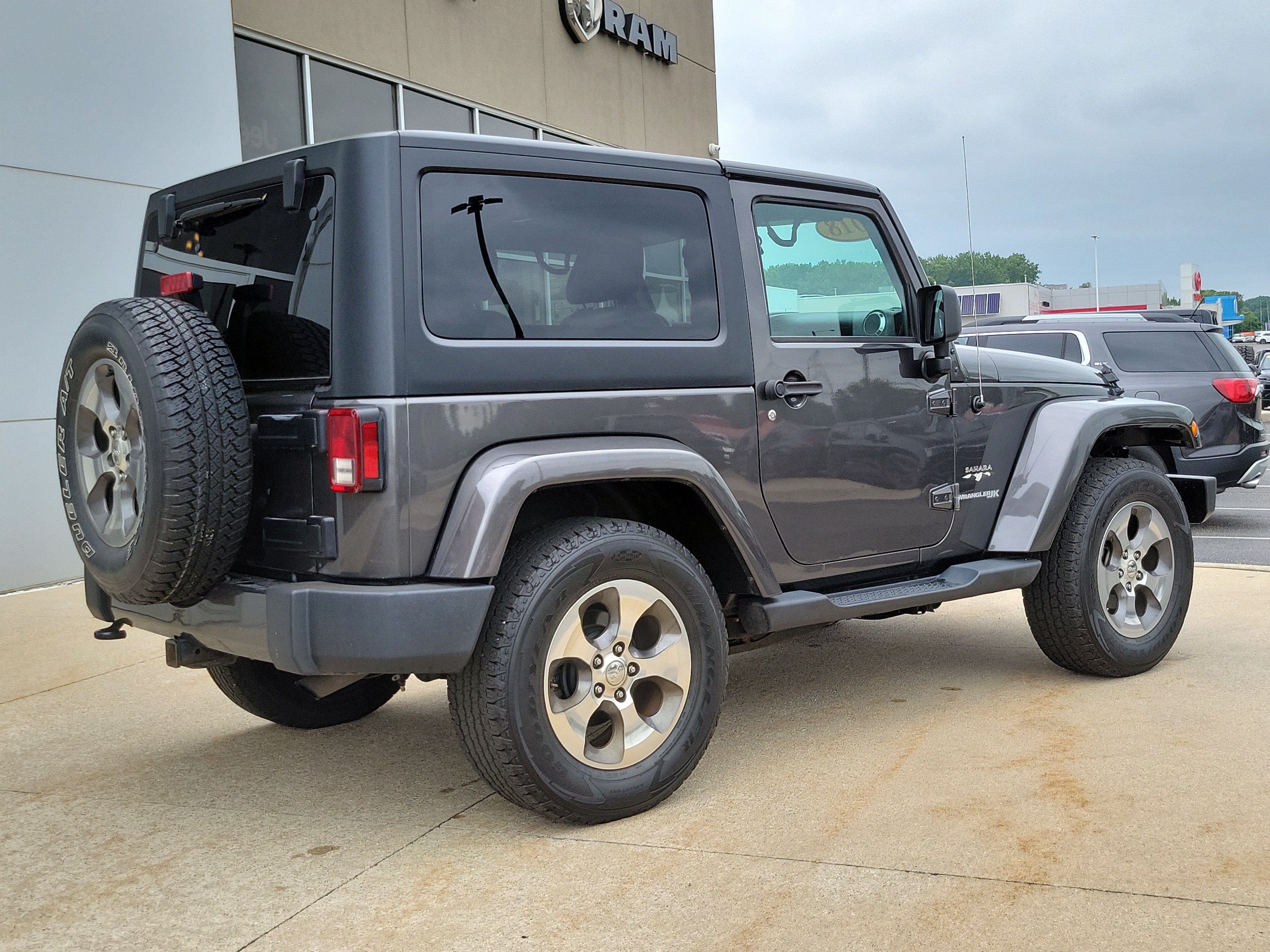 Used 2018 Jeep Wrangler Sahara w/ Connectivity Group AWD/4WD image 4