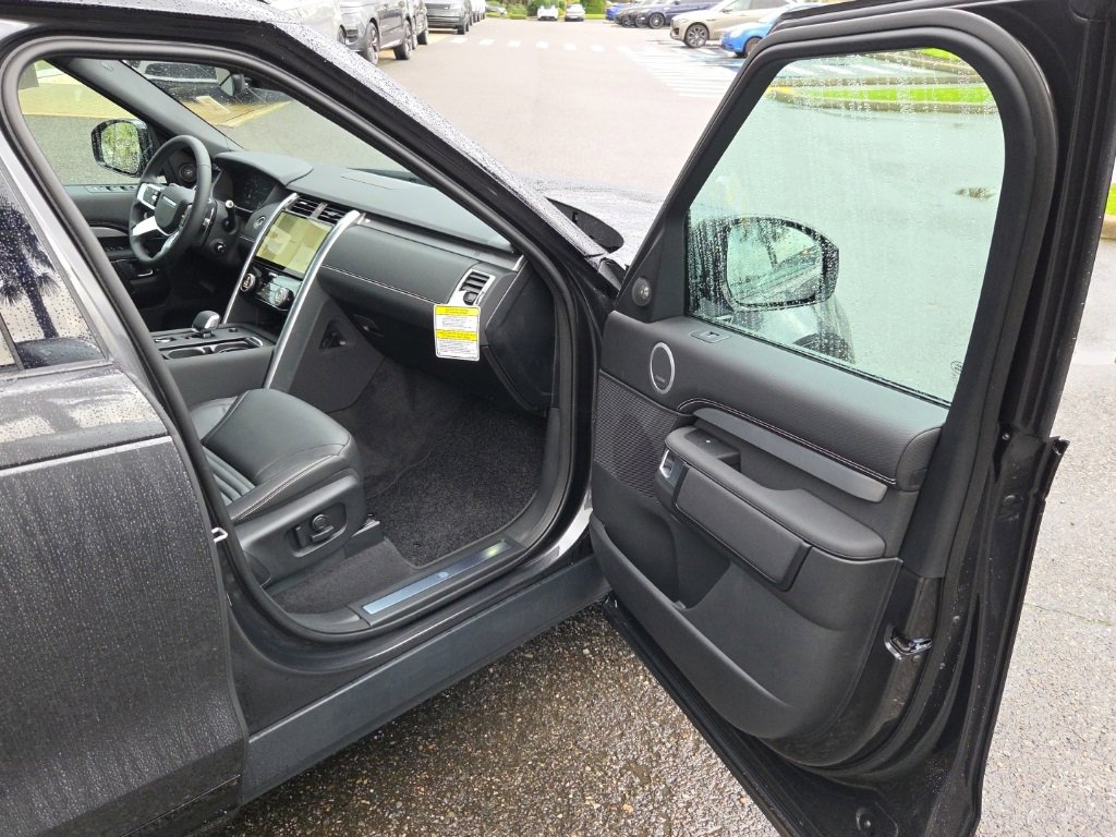 New 2026 Land Rover Discovery Limited Edition image 19