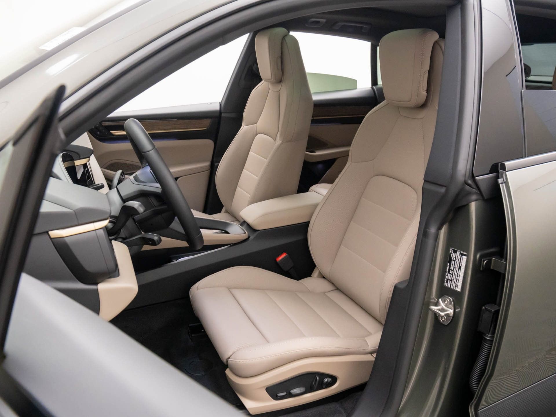 New 2025 Porsche Macan 4 Electric image 5