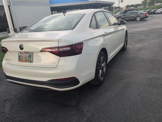 Used 2023 Volkswagen Jetta SE w/ Panoramic Sunroof Package FWD image 7
