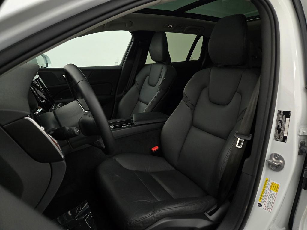 Used 2025 Volvo V60 B5 Cross Country Plus image 22