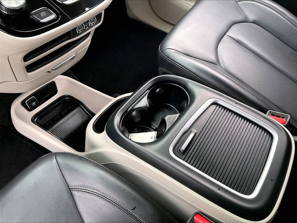 Used 2024 Chrysler Pacifica Touring-L FWD image 21
