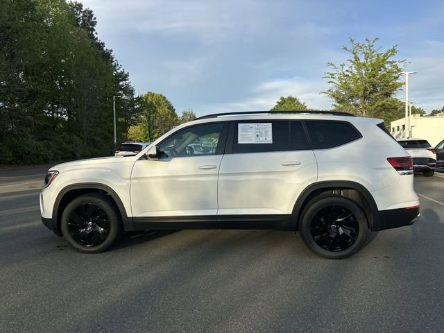 Used 2025 Volkswagen Atlas SE w/ Black Wheel Package image 2