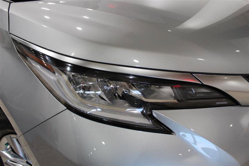 Used 2022 Toyota Sienna Limited FWD image 10