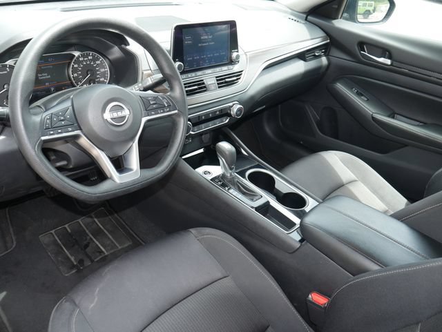 Used 2024 Nissan Altima 2.5 SV FWD image 13