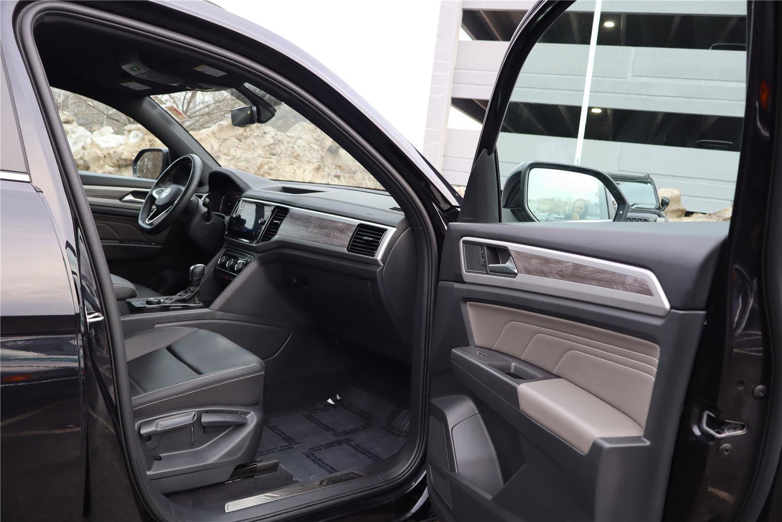 Certified 2023 Volkswagen Atlas Cross Sport SE w/ Black Wheel Package image 25