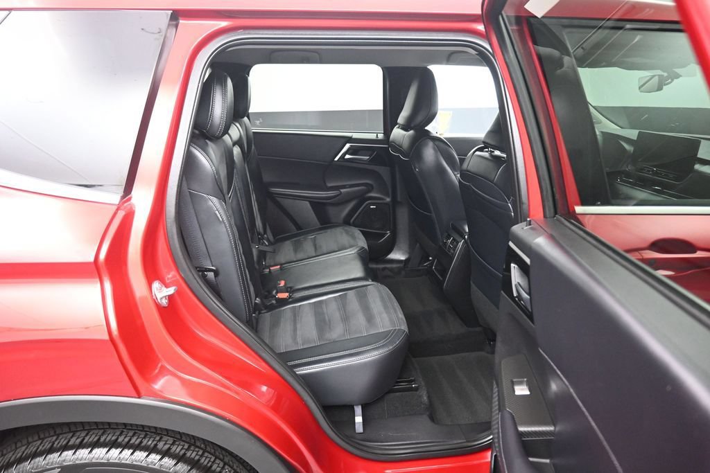 Used 2025 Mitsubishi Outlander AWD image 45