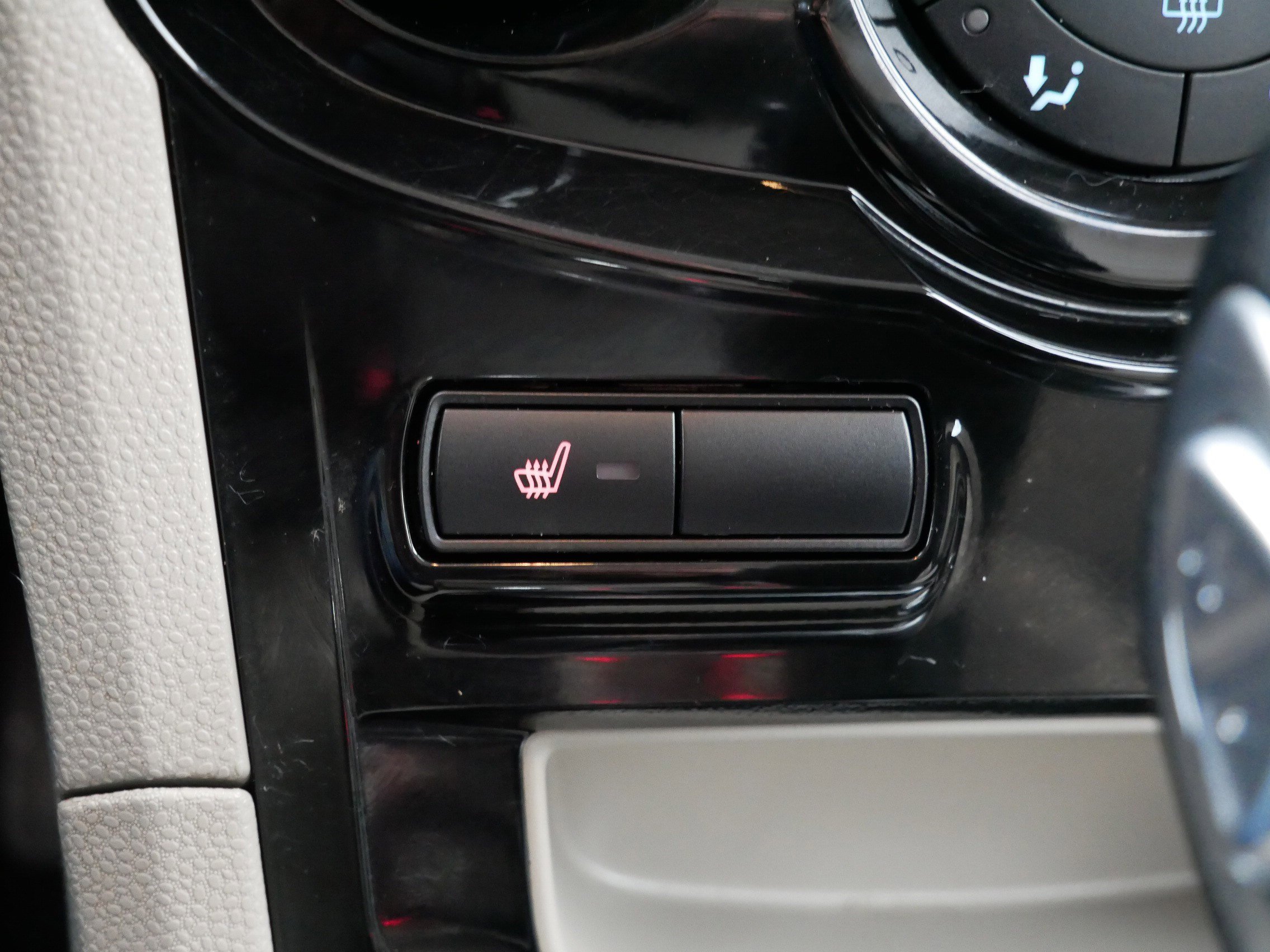 Used 2014 Ford Fiesta Titanium image 32