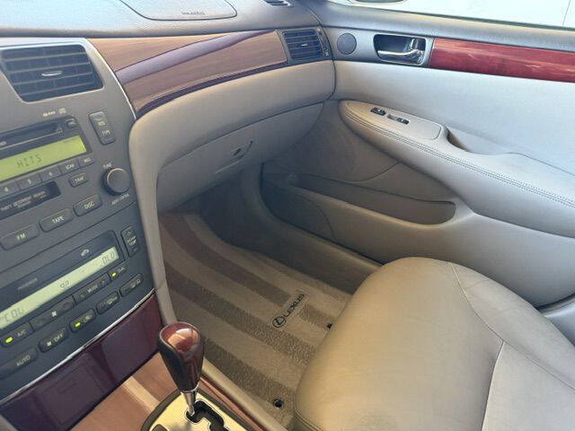 Used 2002 Lexus ES 330 w/ Premium Pkg FWD image 14