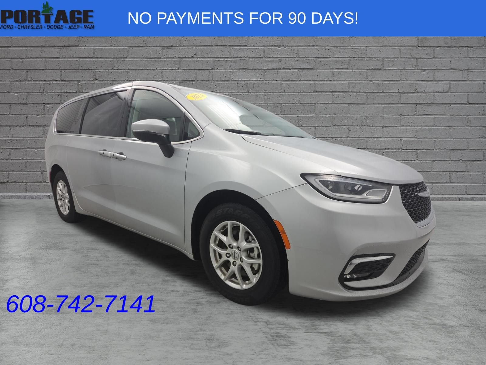 Used 2023 Chrysler Pacifica Touring-L FWD image 1