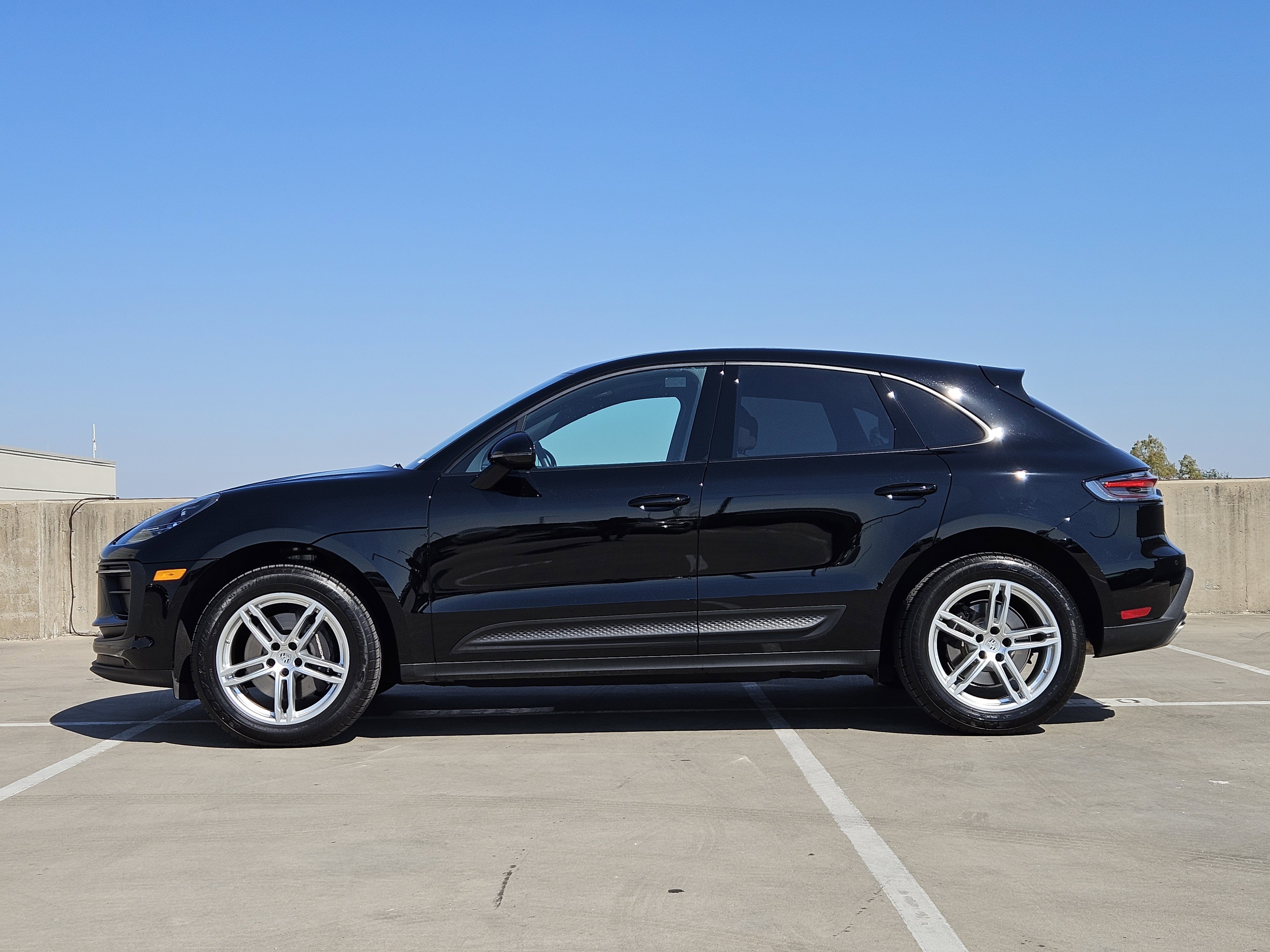 Certified 2025 Porsche Macan image 2