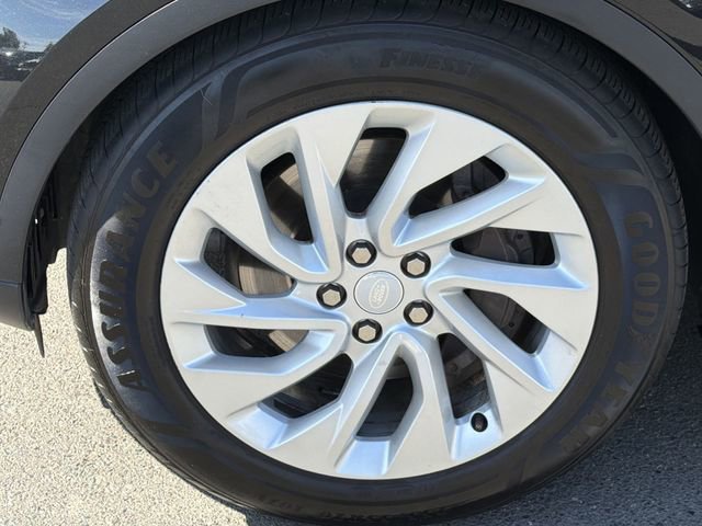 Used 2024 Land Rover Discovery S AWD/4WD image 17