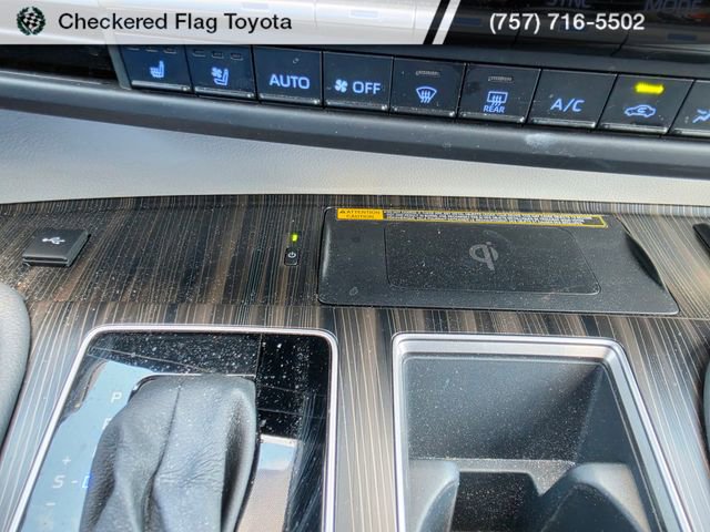 Used 2023 Toyota Sienna Limited image 18
